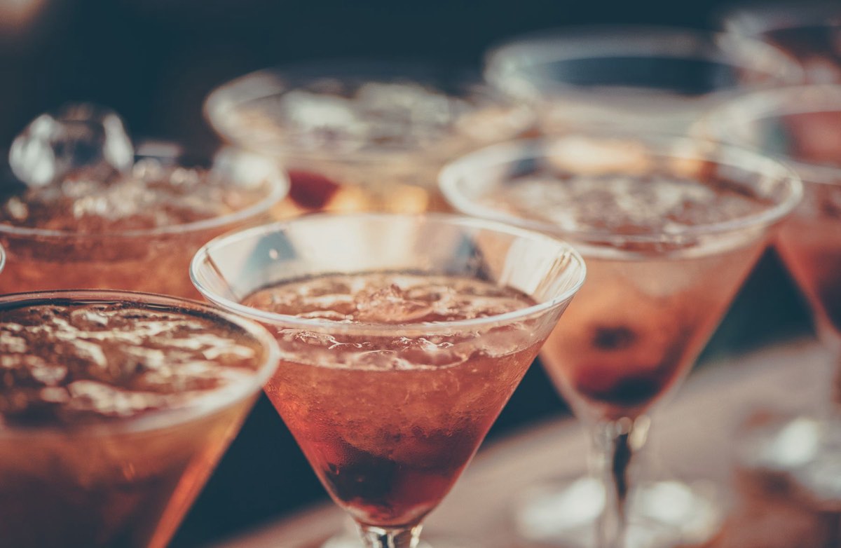 Reihe frisch zubereiteter Cocktails