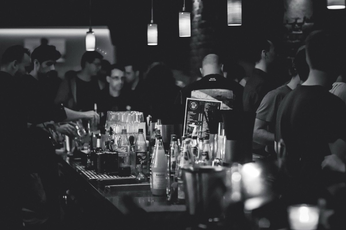 Belebte Cocktailbar mit vielen Gästen