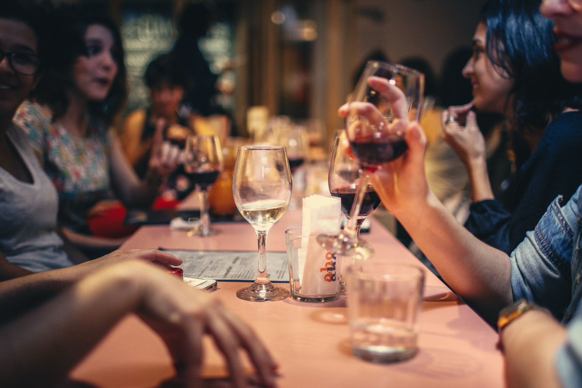 Gäste im Gespräch an einem stimmungsvollen Tisch