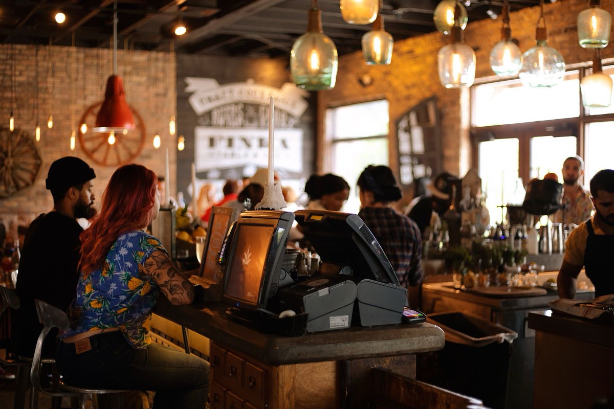 Stimmungsvolle Bar mit warmem Licht